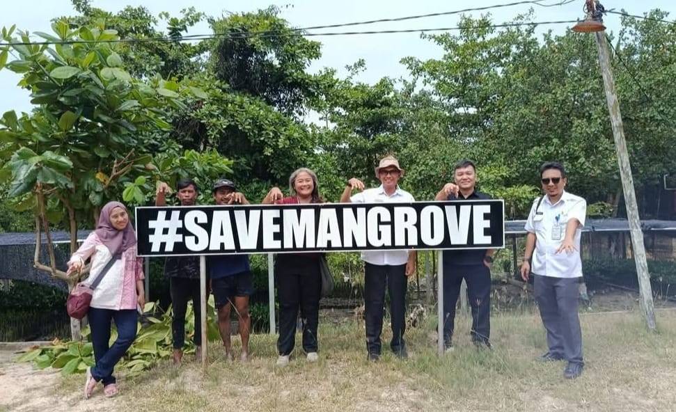 Ketika Issue Tingkat Kecamatan Mendunia, Pengelolaan Mangrove Pesisir Berkelanjutan Berbasis Komunitas/Masyarakat (Surya Tjandra bersama Tim Landesa kunjungi Mempawah)