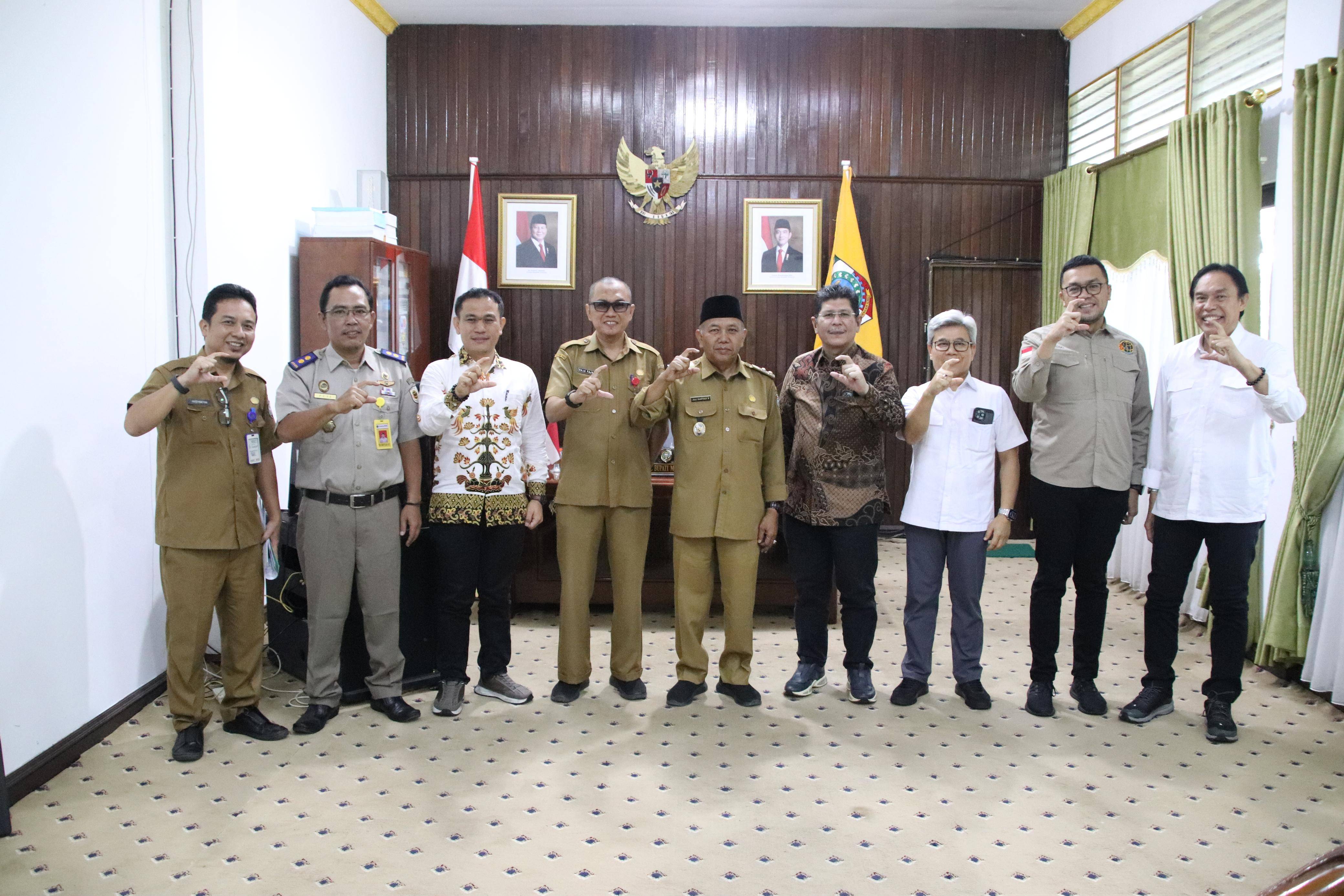 Menerima Kunjungan Badan Bank Tanah bersama Wakil Bupati Mempawah