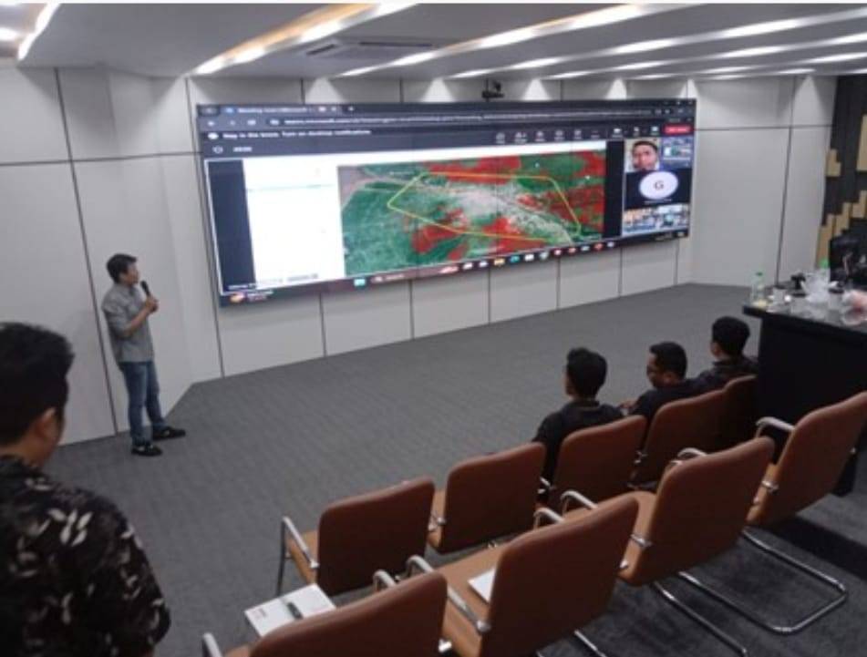 Kuliah Offline Teknik Presentasi oleh Kabid Tata Ruang PUPR Mempawah kepada Mahasiswa PWK-UT Pontianak KalBar di Mempawah Command Center (MCC)