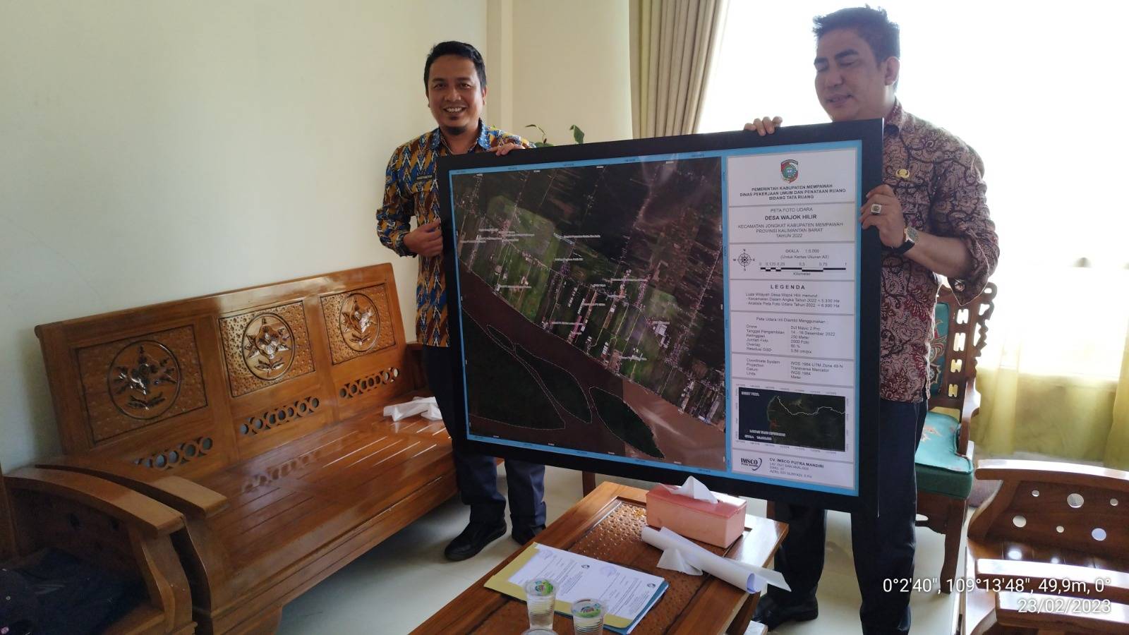 Penyerahan Peta Desa sebagai Output dari Pemetaan Partisipatif Kawasan Perdesaan kepada Desa Wajok Hilir