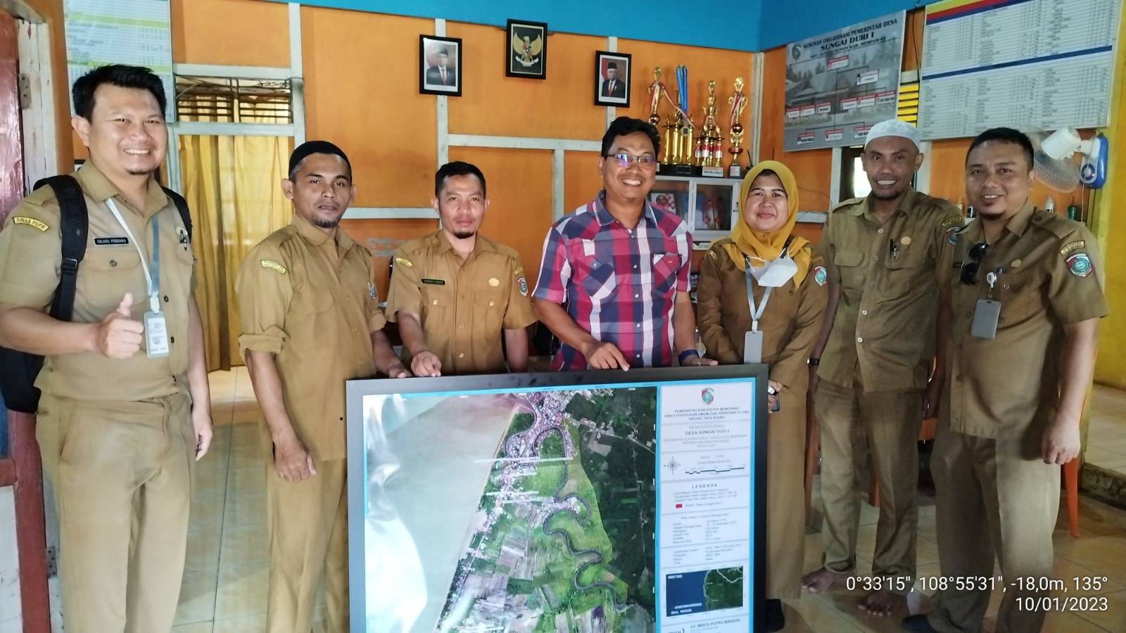 Penyerahan Peta Desa sebagai Output dari Pemetaan Partisipatif Kawasan Perdesaan kepada Desa Sungai Duri I